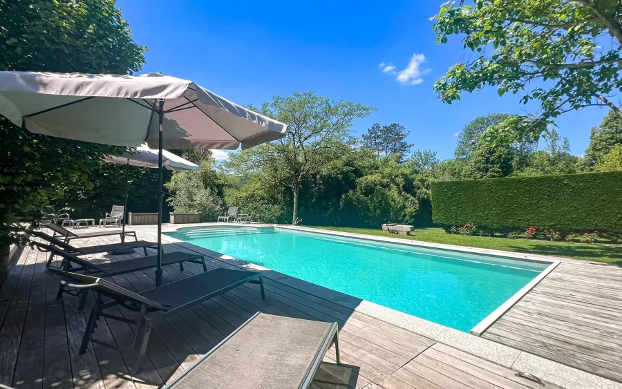 Piscine extérieure pour l'été de la maison vigneronne proche d'Arc-et-Senans - Arrière-Cour immobilier, agence immobilière spécialisée dans le Doubs