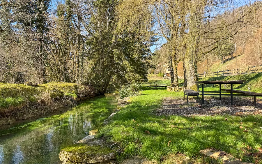 Point d'eau de l'auberge dans la vallée de Cusance à vendre - Arrière-Cour, agence immobilière spécialisée en le Doubs
