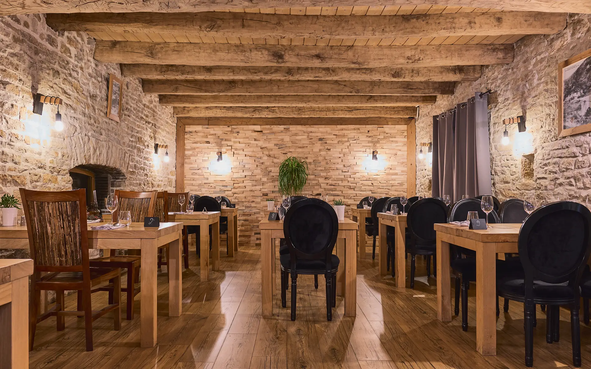 Salle à manger de l'auberge dans la vallée de Cusance à vendre - Arrière-Cour, agence immobilière spécialisée en le Doubs