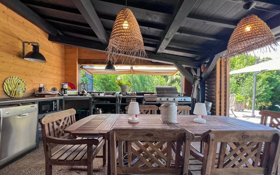 Terrasse couverte de la maison vigneronne proche d'Arc-et-Senans et sa cuisine extérieure - Arrière-Cour immobilier, agence immobilière spécialisée dans le Doubs