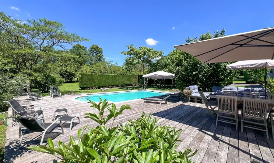 Terrasse extérieure spacieuse de la maison vigneronne proche d'Arc-et-Senans et sa piscine extérieure - Arrière-Cour immobilier, agence immobilière spécialisée dans le Doubs