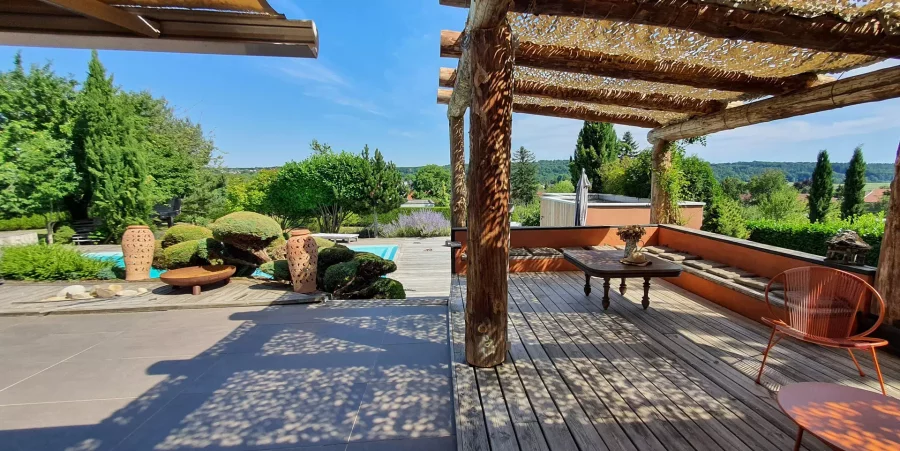 Terrasse ombragée à côté de la piscine de la Villa d'architecte à Port-sur-Saône - Arrière-Cour, agence immobilière spécialisée en Bourgogne Franche-Comté