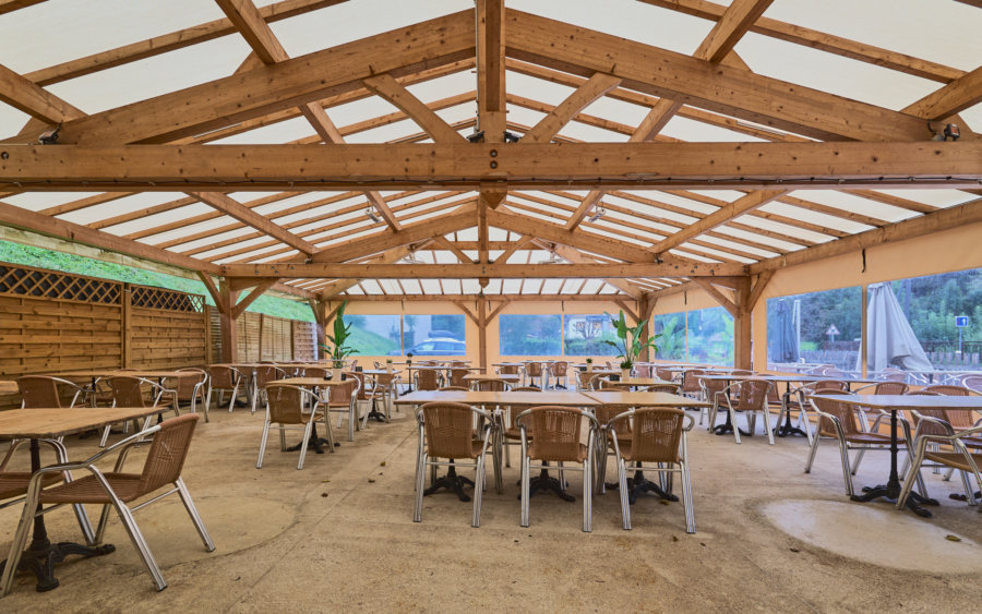 Vaste terrasse couverte de l'Auberge dans la Vallée de Cusance à vendre - Arrière-Cour, agence immobilière spécialisée en Bourgogne Franche-Comté