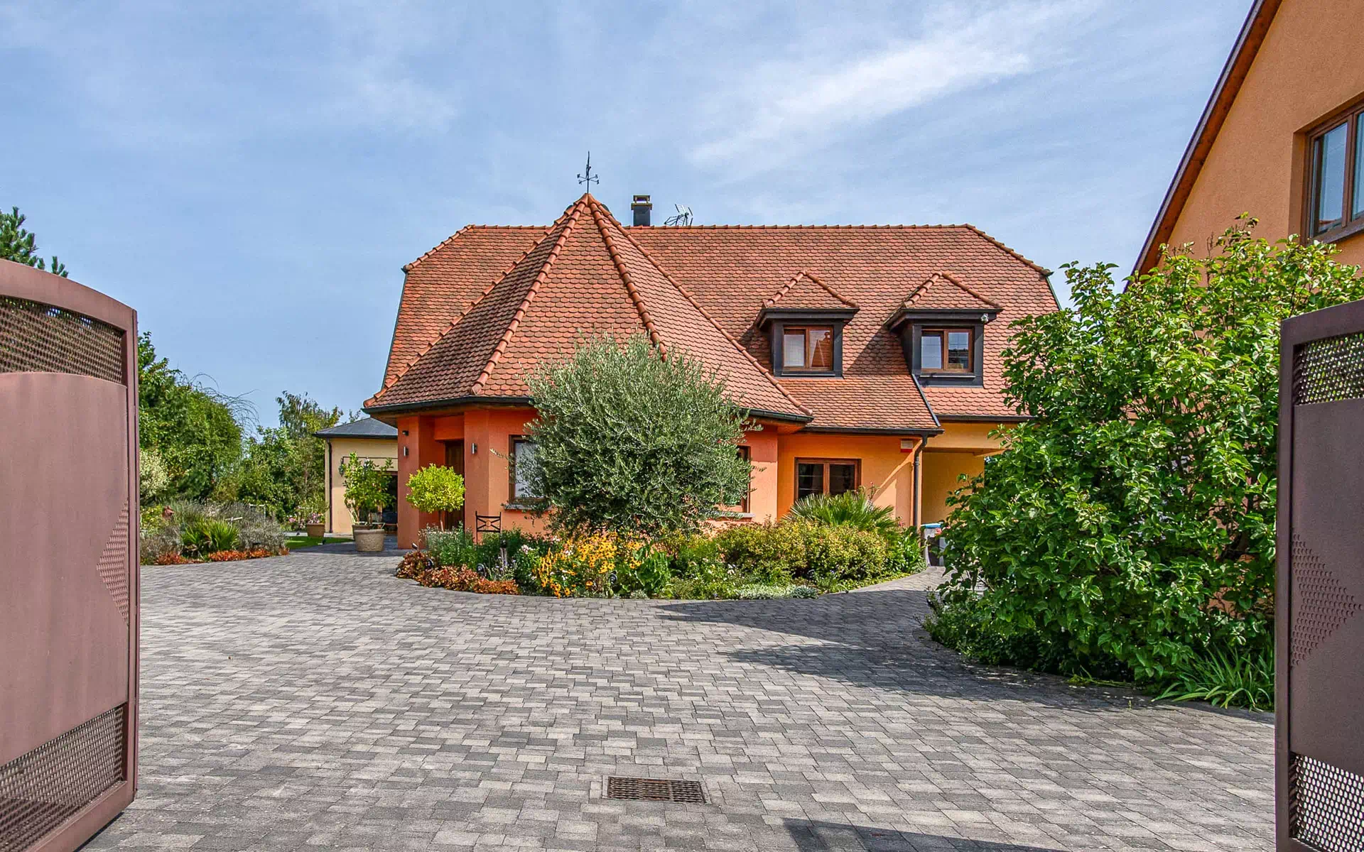 Façade de la villa proche de Colmar - Arrière-Cour immobilier, agence immobilière spécialisée en Bourgogne Franche-Comté