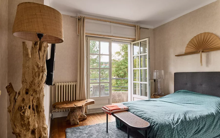 Chambre avec sa fenêtre ouverte de la Maison de maître à Besançon à vendre - Arrière-Cour, agence immobilière spécialisée en Bourgogne Franche-Comté