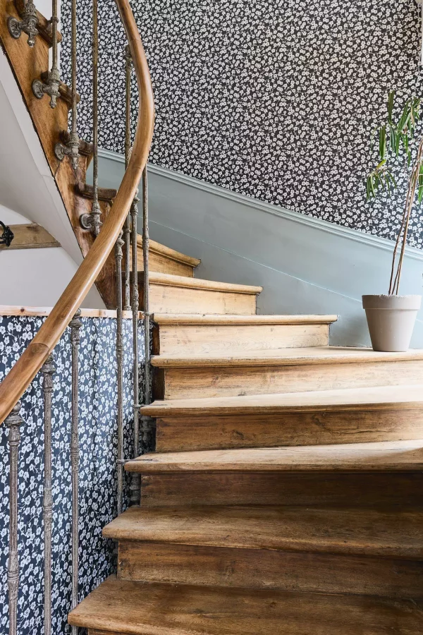 Escaliers en bois de la Maison de maître à Besançon à vendre - Arrière-Cour, agence immobilière spécialisée en Bourgogne Franche-Comté