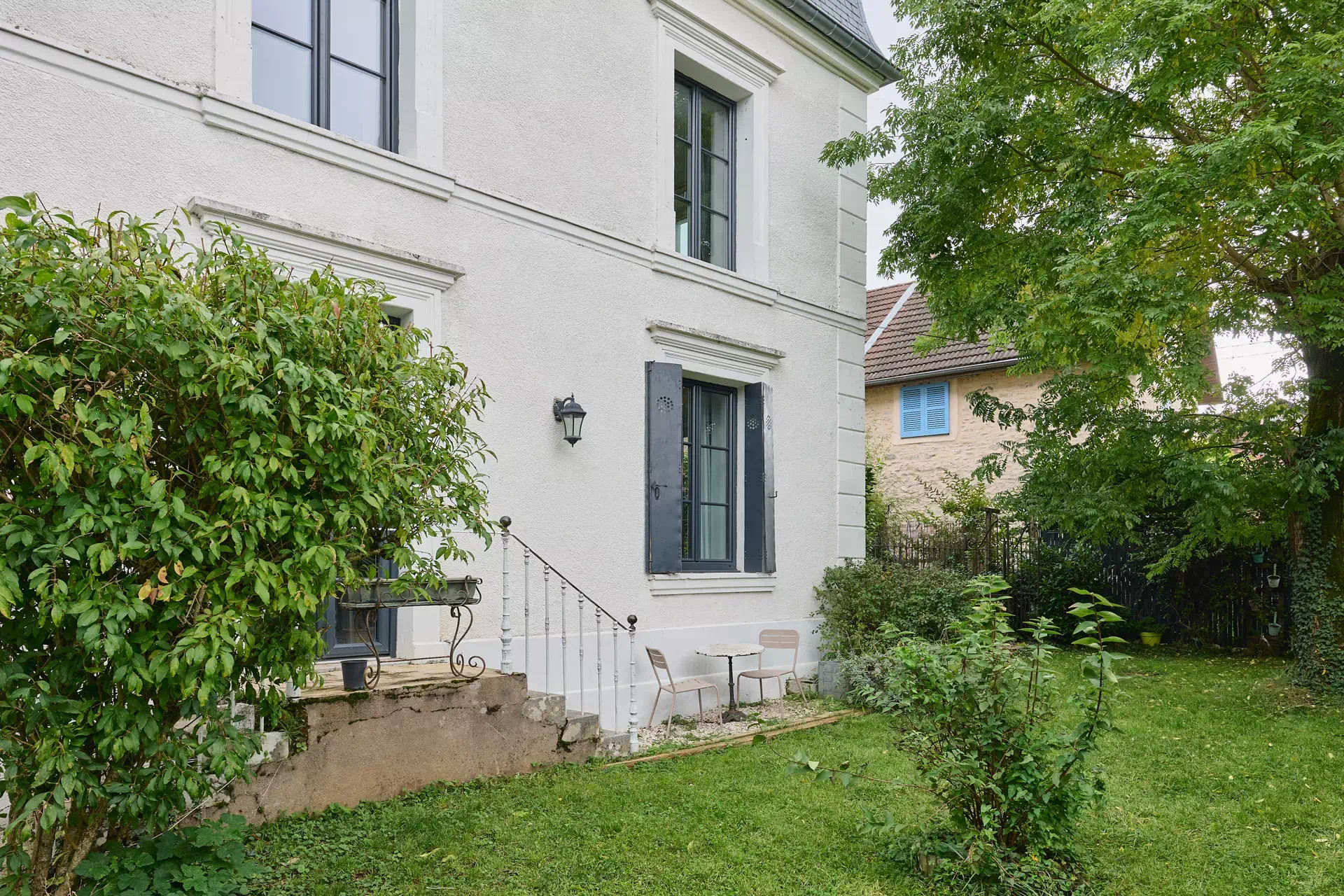 Façade et verdure de la Maison de maître à Besançon à vendre - Arrière-Cour, agence immobilière spécialisée en Bourgogne Franche-Comté