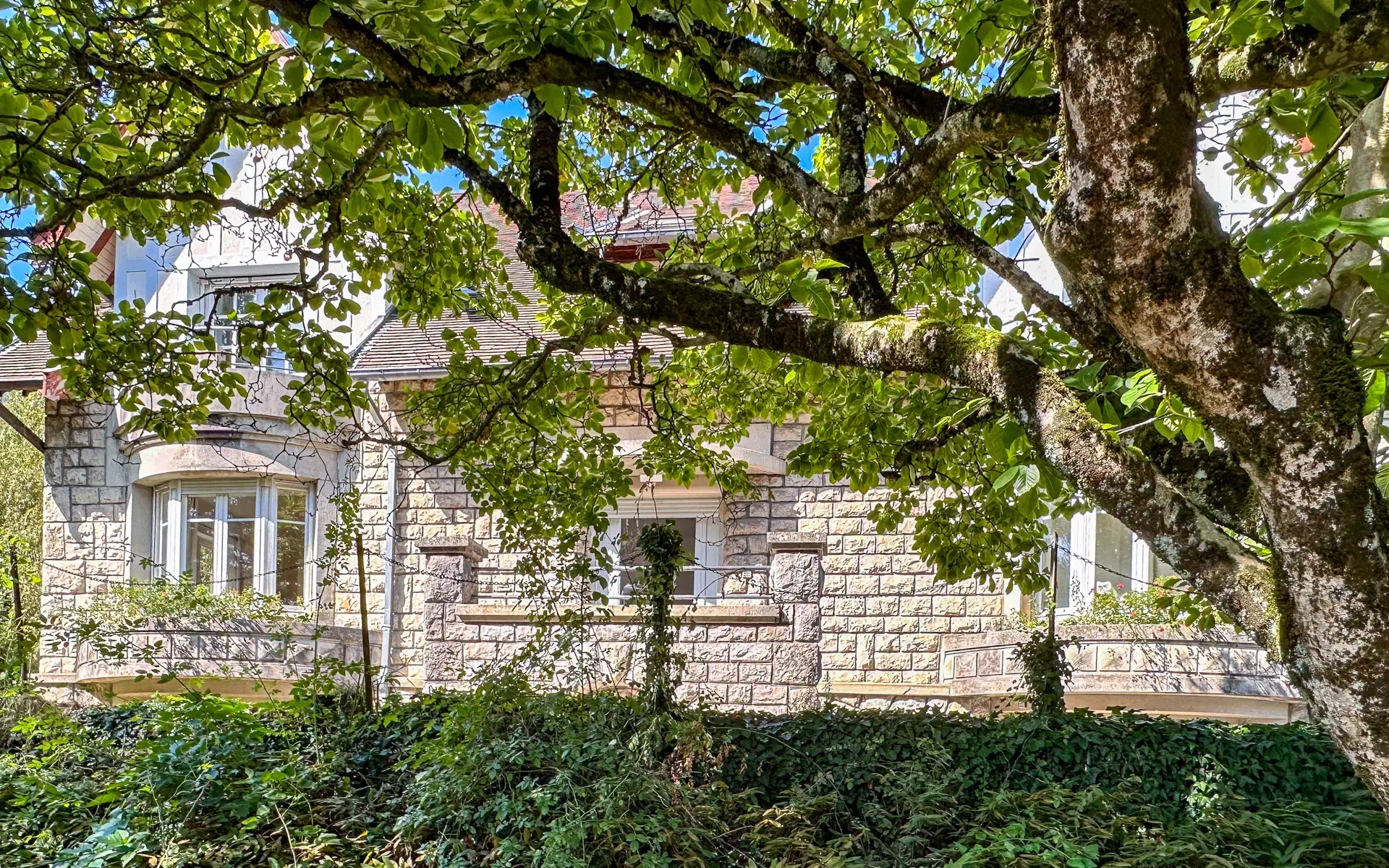 Façade en pierres de la Maison de maître à Besançon à vendre - Arrière-Cour, agence immobilière spécialisée en Bourgogne Franche-Comté