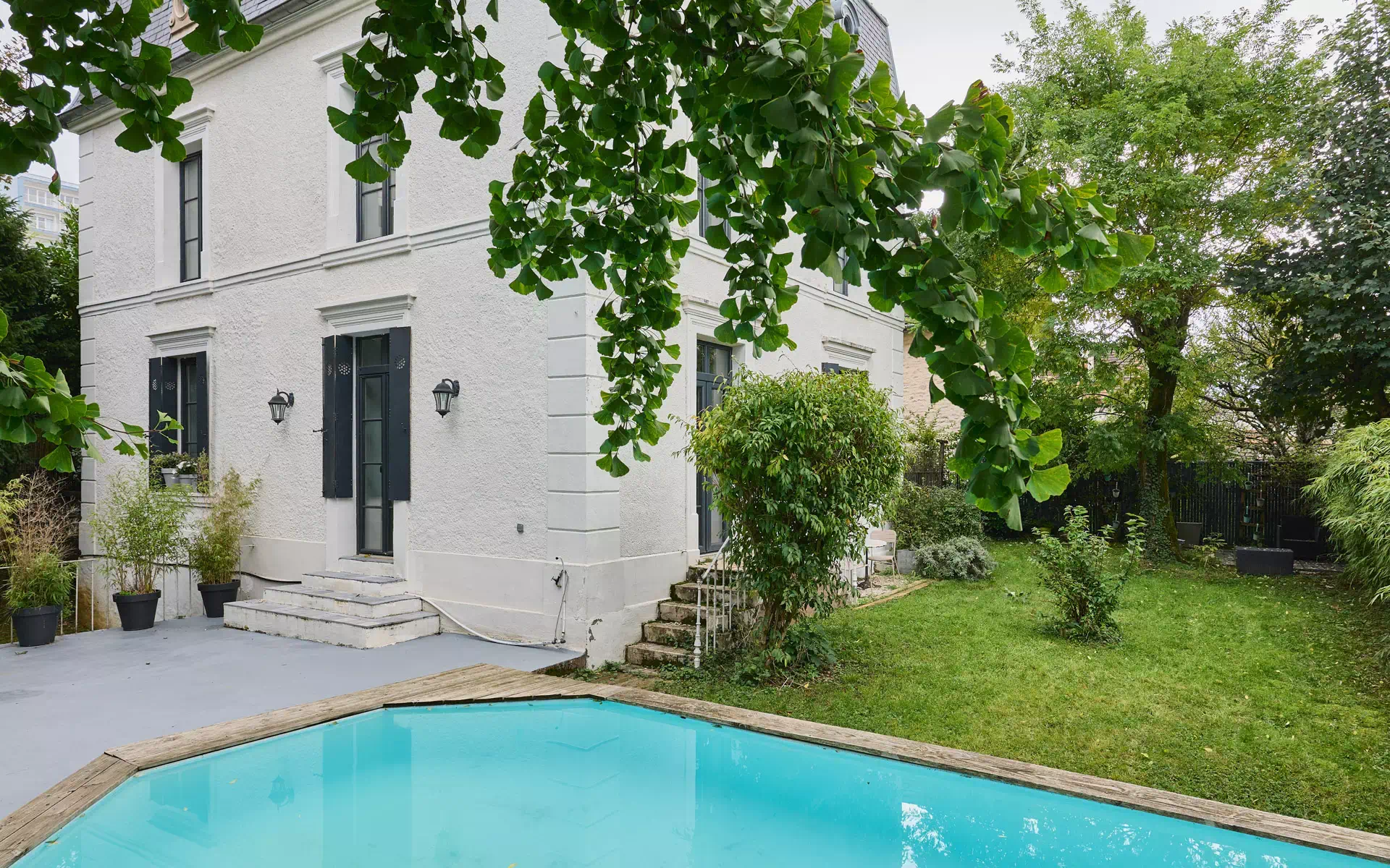 Piscine et façade de la Maison de maître à Besançon à vendre - Arrière-Cour, agence immobilière spécialisée en Bourgogne Franche-Comté