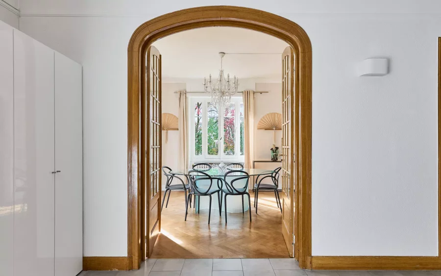 Salle à manger remplie de lumière de la Maison de maître à Besançon à vendre - Arrière-Cour, agence immobilière spécialisée en Bourgogne Franche-Comté