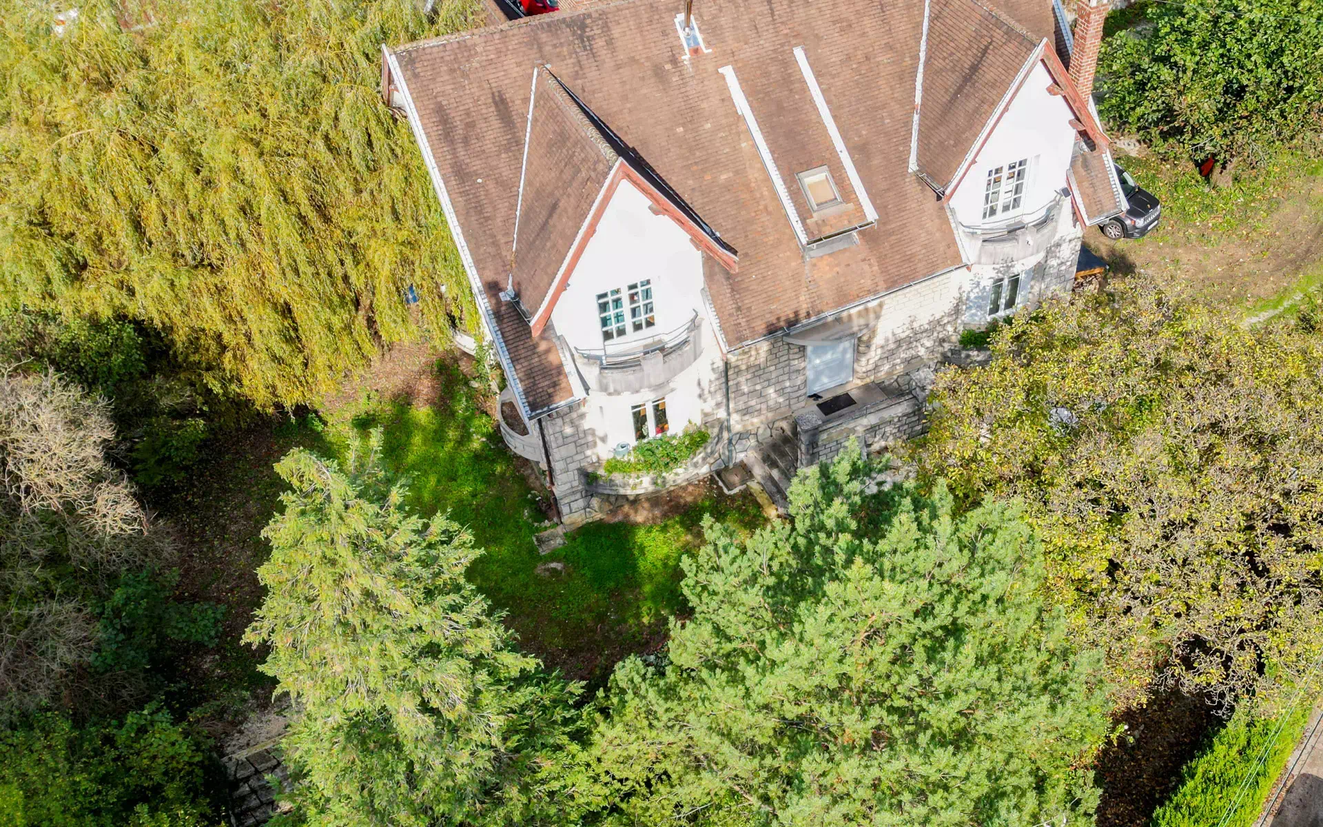 Vue drone et verdure de la Maison de maître à Besançon à vendre - Arrière-Cour, agence immobilière spécialisée en Bourgogne Franche-Comté