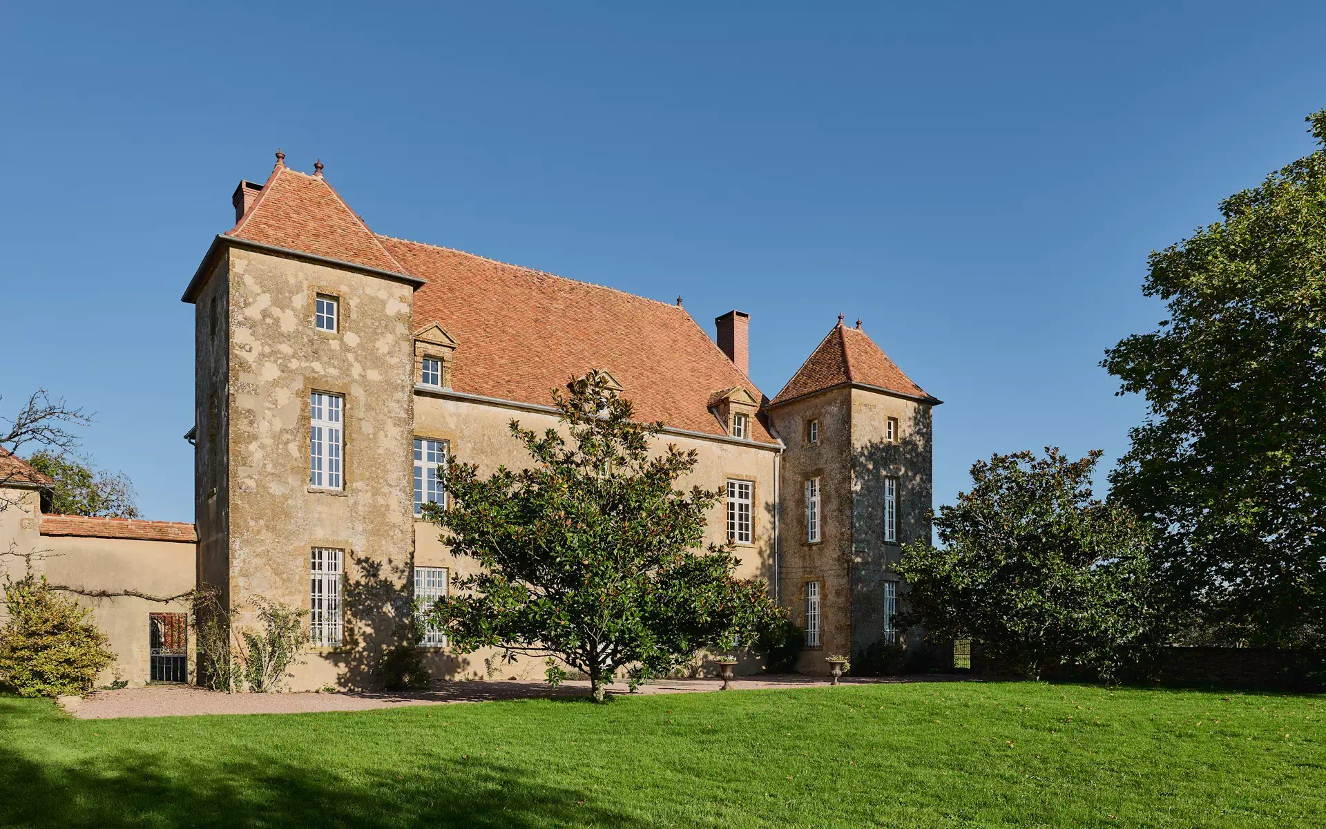 Façade du Château proche de Corbigny à vendre - Arrière-Cour, agence immobilière spécialisée en Bourgogne Franche-Comté