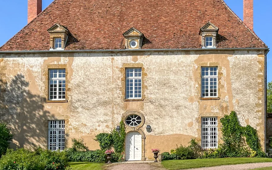 Façade d'exeption du château proche de Corbigny à vendre - Arrière-Cour, agence immobilière spécialisée en Bourgogne Franche-Comté