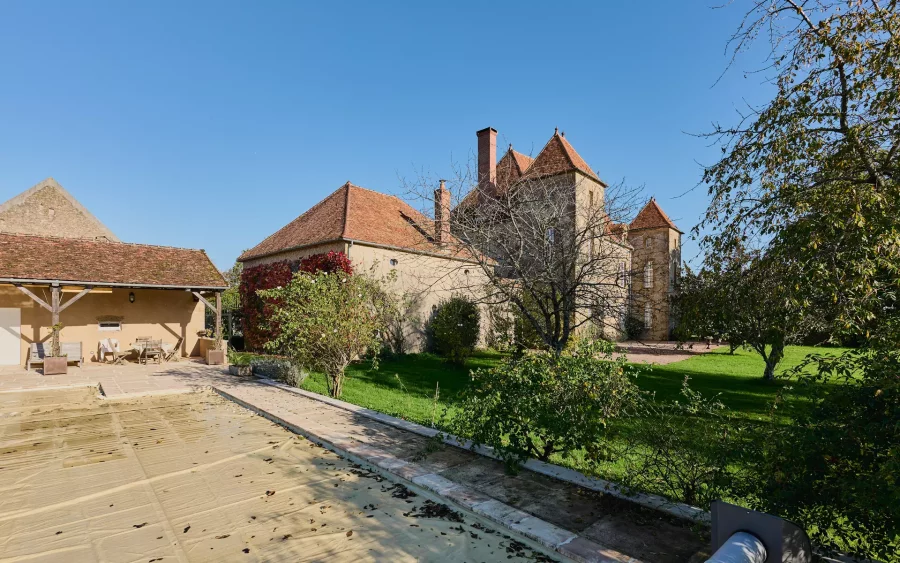 Piscine et façade du Château proche de Corbigny à vendre - Arrière-Cour, agence immobilière spécialisée en Bourgogne Franche-Comté