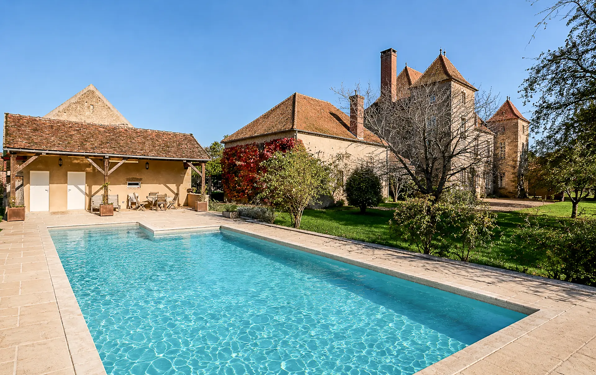 Piscine et façade du Château proche de Corbigny à vendre - Arrière-Cour, agence immobilière spécialisée en Bourgogne Franche-Comté