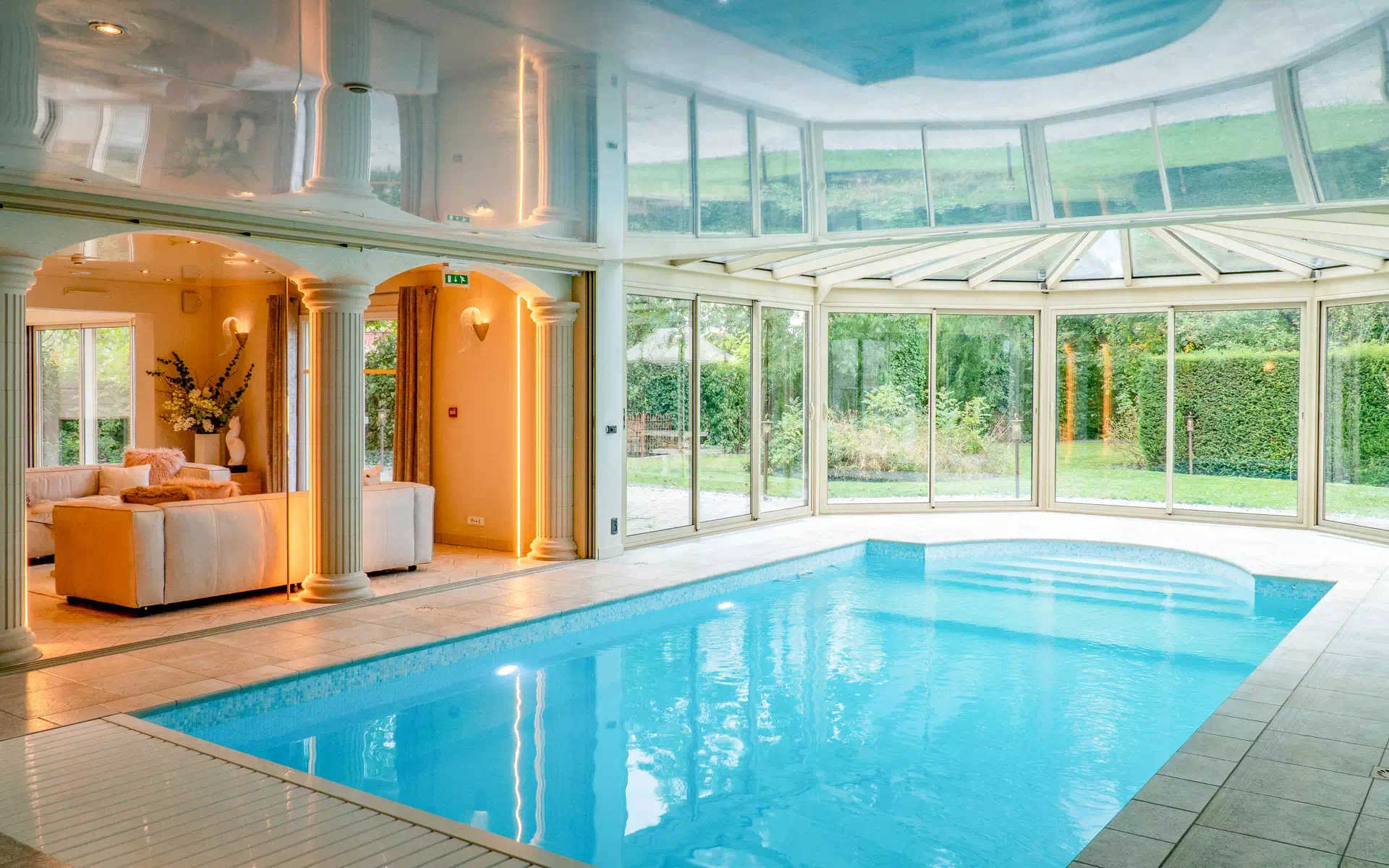 Piscine intérieure de la maison d'architecte à Baldersheim à vendre - Arrière-Cour, agence immobilière spécialisée en Alsace