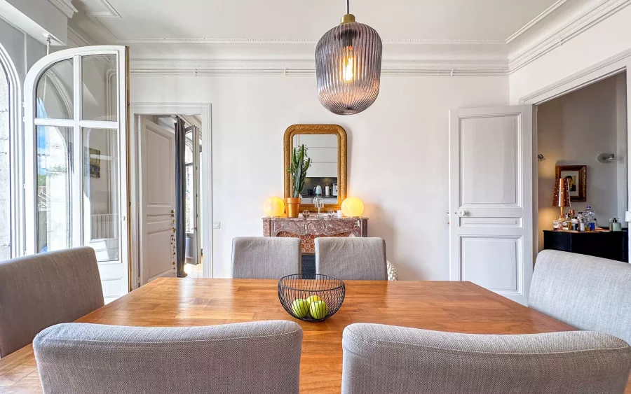 Salle à manger de l'appartement au centre-ville de Besançon à vendre - Arrière-Cour, agence immobilière spécialisée à Besançon