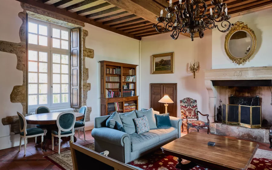 Salon lumineux du Château proche de Corbigny à vendre - Arrière-Cour, agence immobilière spécialisée en Bourgogne Franche-Comté