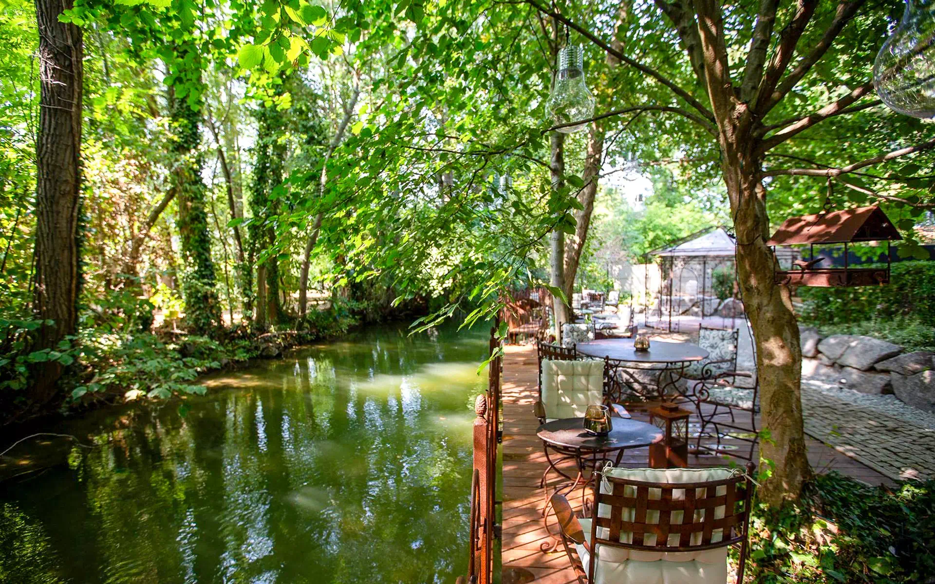 Terrasse au bord de l'eau de la maison d'architecte à Baldersheim à vendre - Arrière-Cour, agence immobilière spécialisée en Alsace