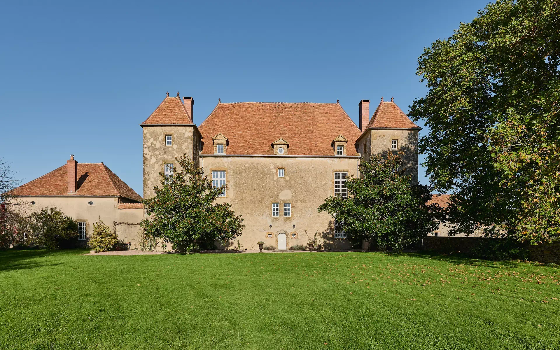 Façade lumineuse du Château proche de Corbigny à vendre - Arrière-Cour, agence immobilière spécialisée en Bourgogne Franche-Comté