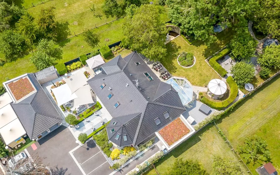 Vue drone de la maison d'architecte à Baldersheim à vendre - Arrière-Cour, agence immobilière spécialisée en Alsace