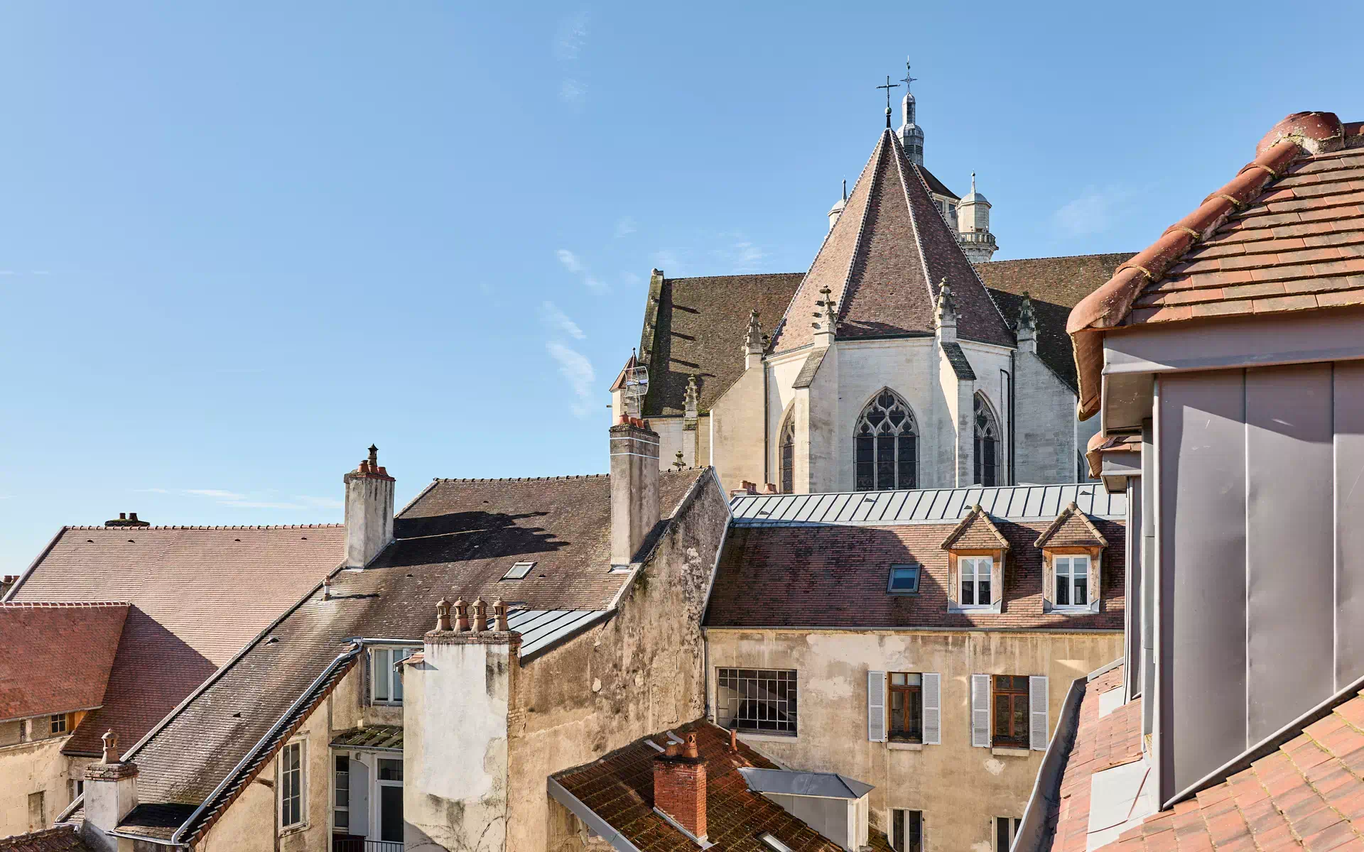 Vue sur la collégiale Notre-Dame de l'Appartement Duplex à Dole à vendre - Arrière-Cour, agence immobilière spécialisée à Dole