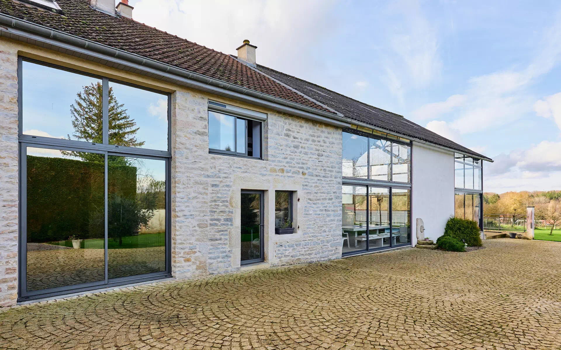 Façade en pierre de la Ferme restaurée à Dampierre à vendre - Arrière-Cour, agence immobilière spécialisée dans le Jura