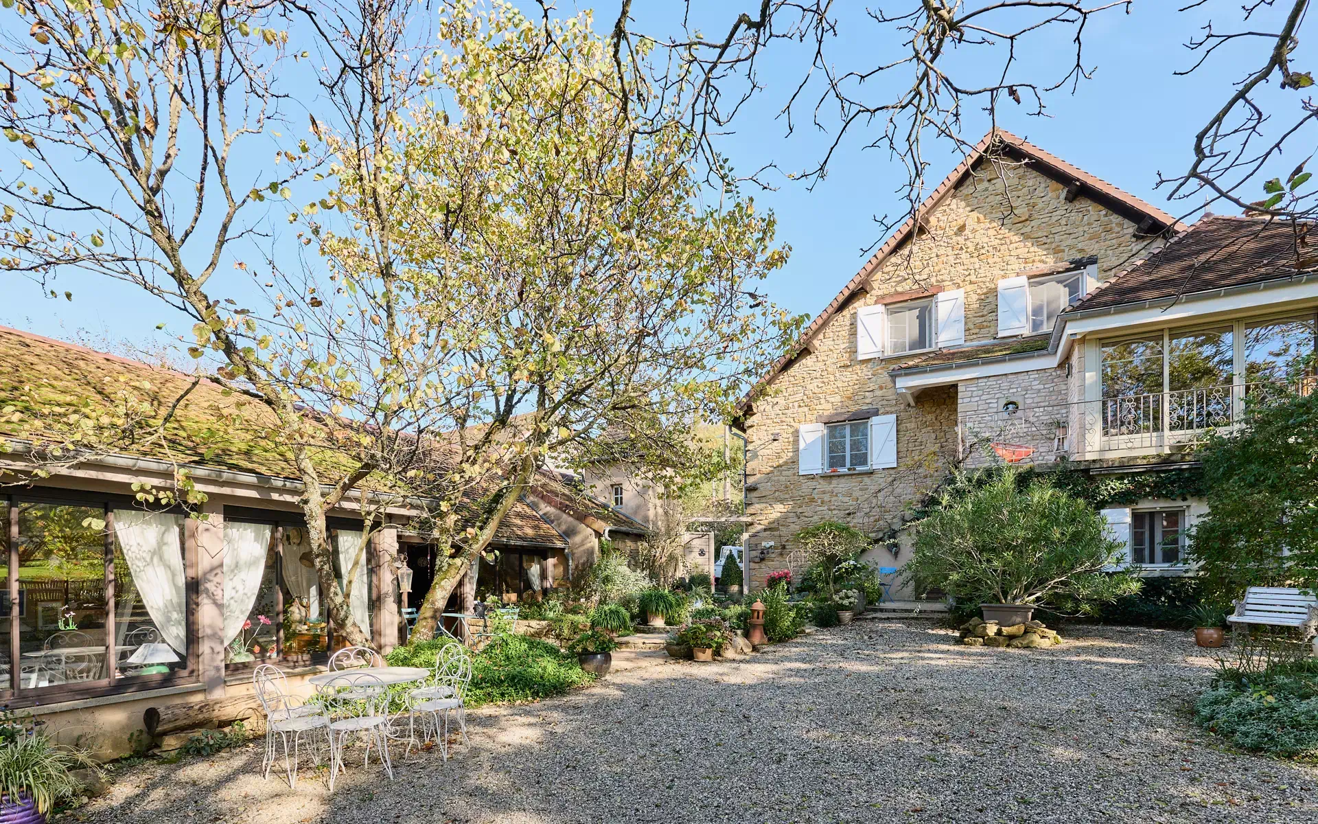 Façade et annexe de la maison vigneronne à Voiteur à vendre - Arrière-Cour, agence immobilière spécialisée dans le Jura