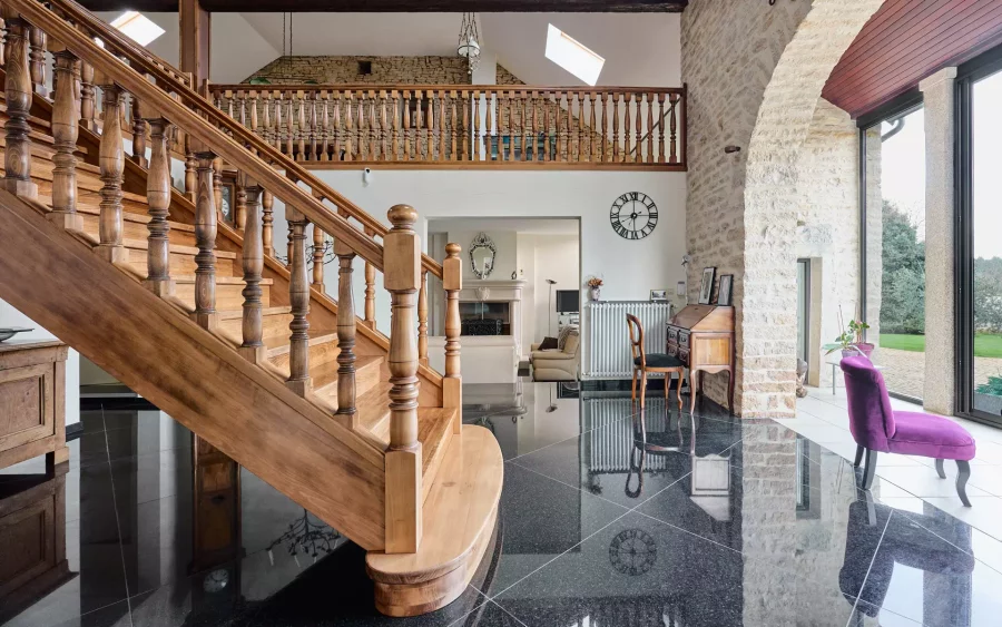 Hall d'entrée de la Ferme restaurée à Dampierre à vendre - Arrière-Cour, agence immobilière spécialisée dans le Jura