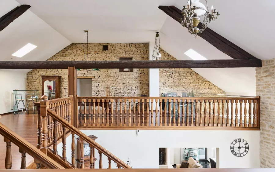 Mezzanine de la Ferme restaurée à Dampierre à vendre - Arrière-Cour, agence immobilière spécialisée dans le Jura