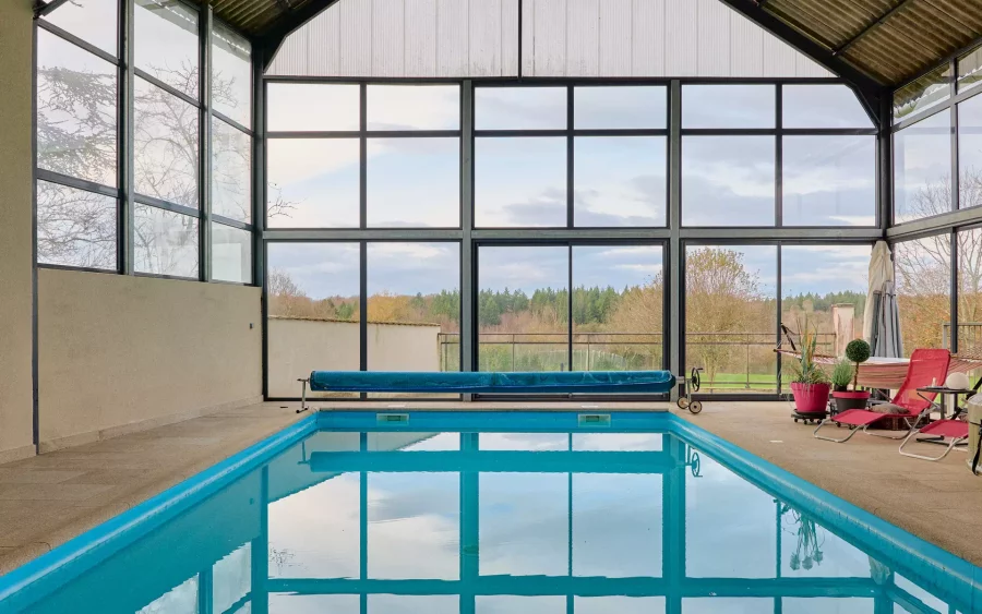 Piscine intérieure de la Ferme restaurée à Dampierre à vendre - Arrière-Cour, agence immobilière spécialisée dans le Jura