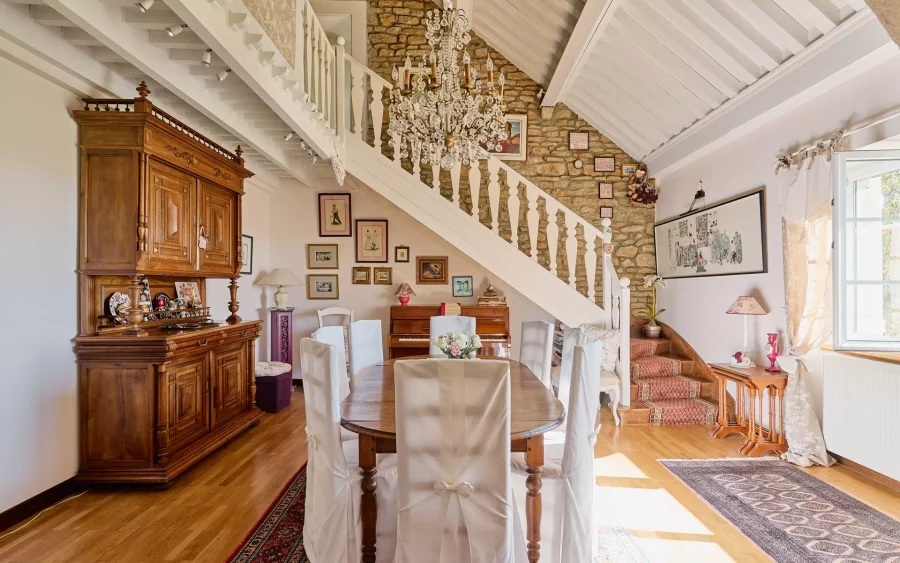 Salle à manger de la maison vigneronne à Voiteur à vendre - Arrière-Cour, agence immobilière spécialisée dans le Jura