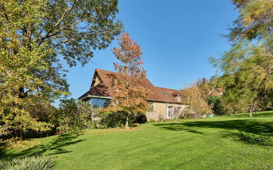 Terrain de la maison vigneronne à Voiteur à vendre - Arrière-Cour, agence immobilière spécialisée dans le Jura