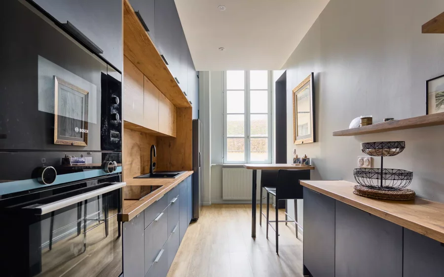 Cuisine moderne équipée de l'appartement Haussmannien à Dole à vendre - Arrière-Cour, agence immobilière spécialisée à Dole