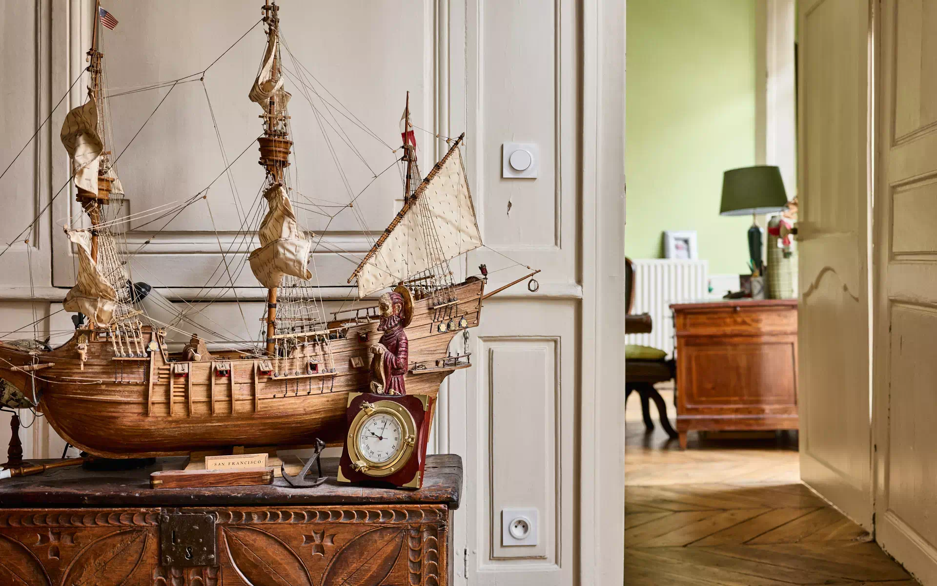 Maquette de bateau décorative de l'appartement Haussmannien à Dole à vendre - Arrière-Cour, agence immobilière spécialisée à Dole