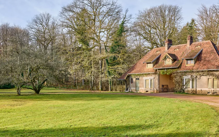 Extérieurs de la Propriété proche de Belfort - Arrière-Cour, agence immobilière spécialisée à Belfort