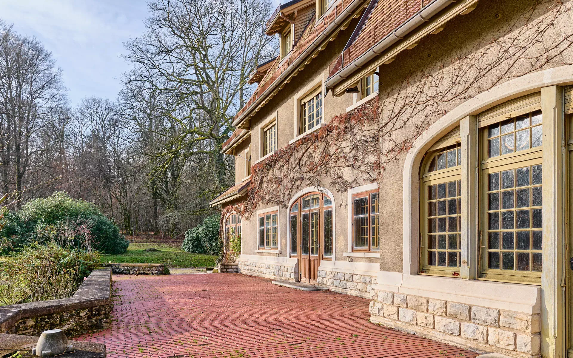 Façade de la Propriété proche de Belfort - Arrière-Cour, agence immobilière spécialisée à Belfort