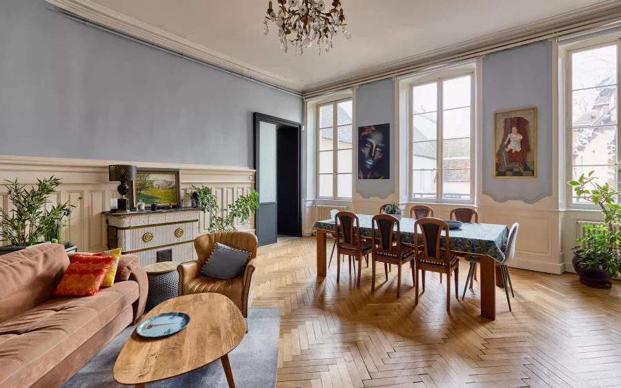 Pièce de vie lumineuse de l'appartement Haussmannien à Dole à vendre - Arrière-Cour, agence immobilière spécialisée à Dole