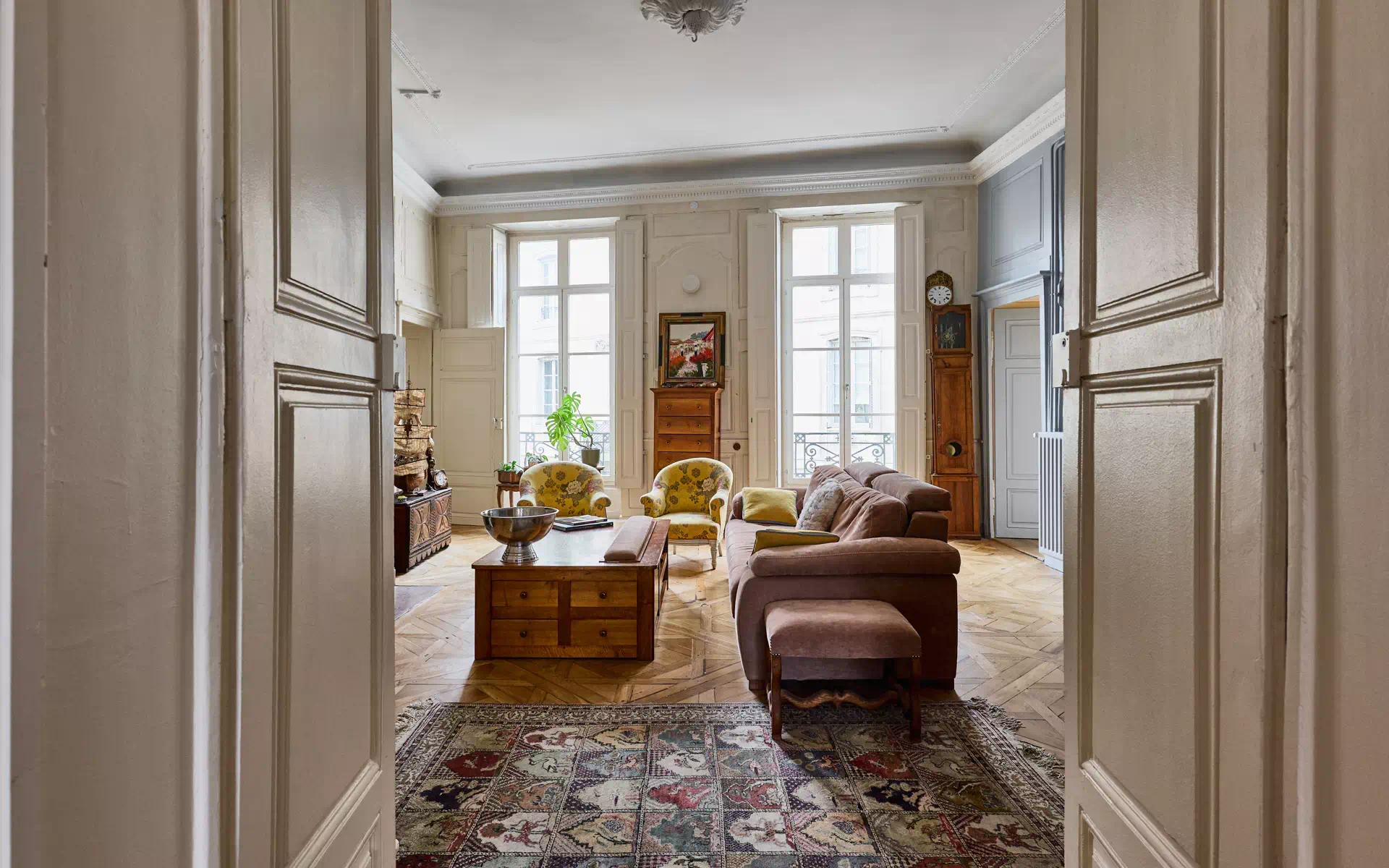 Salon de l'appartement Haussmannien à Dole à vendre - Arrière-Cour, agence immobilière spécialisée à Dole