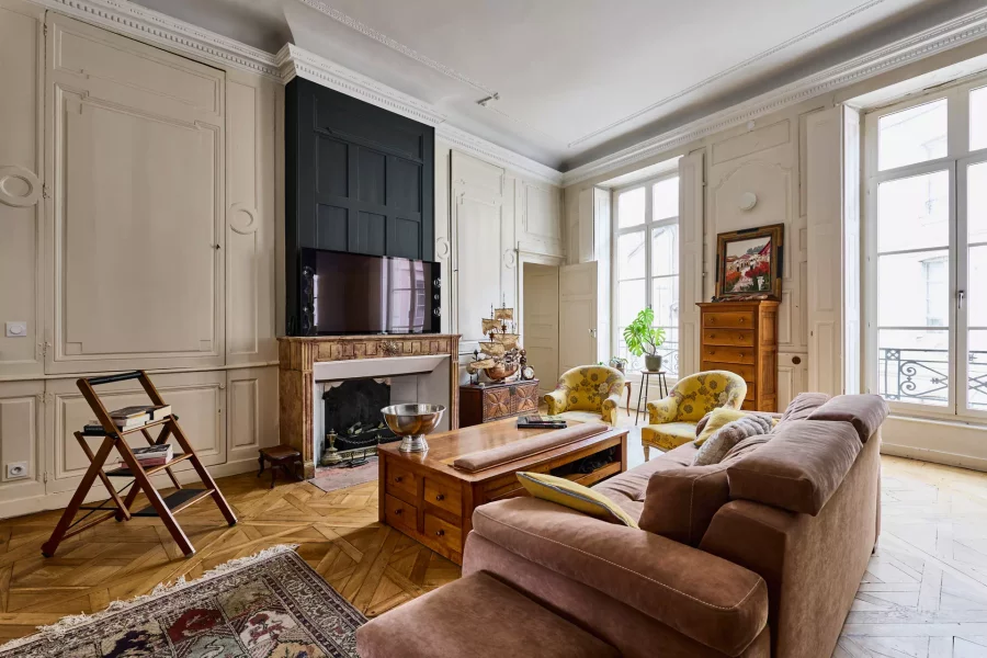 Salon lumineux de l'appartement Haussmannien à Dole à vendre - Arrière-Cour, agence immobilière spécialisée à Dole