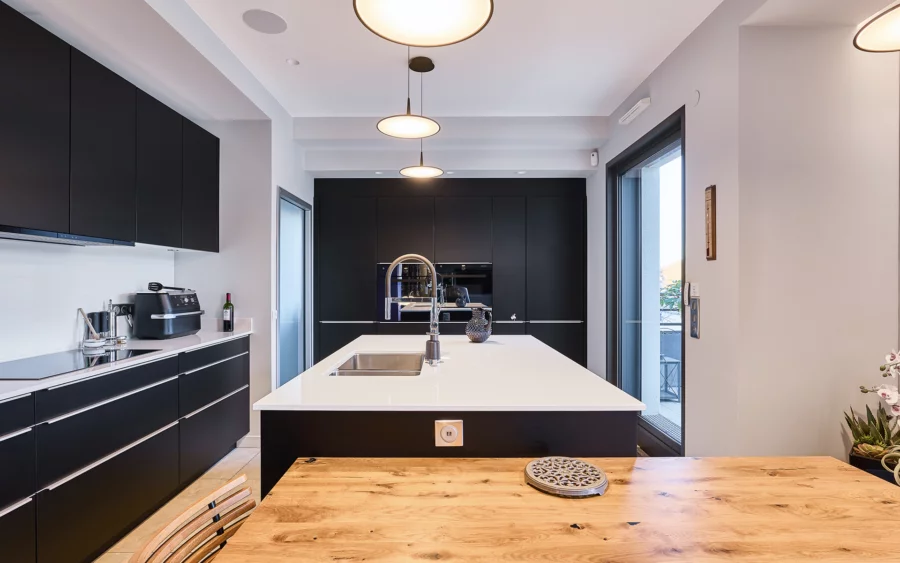 Cuisine de l'appartement haut de gamme à Besançon à vendre - Arrière-Cour, agence immobilière spécialisée dans le Doubs