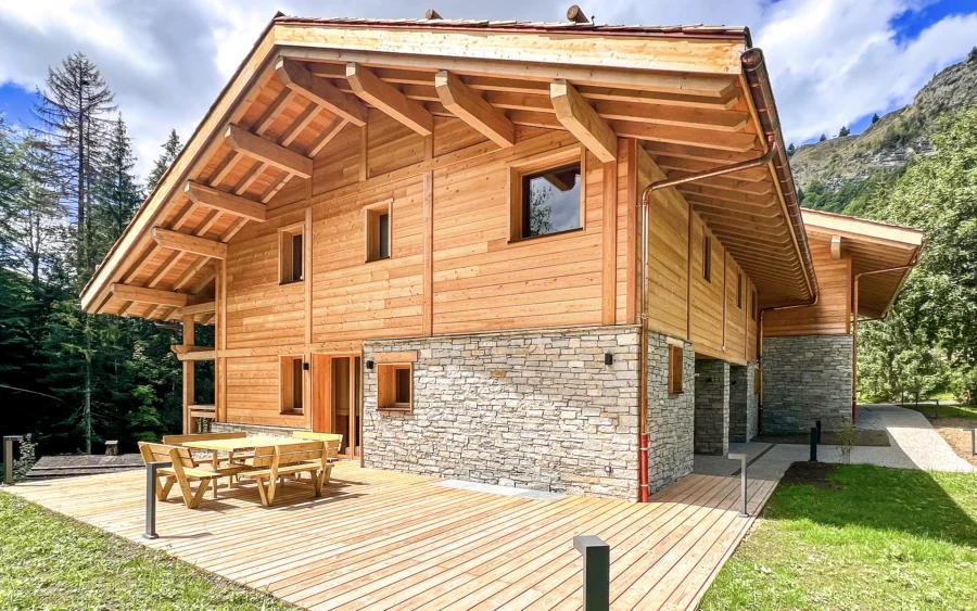 Façade - les Aravis comme horizon, le Grand-Bornand comme adresse à vendre - Arrière-Cour, agence immobilière spécialisée en Haute-Savoie