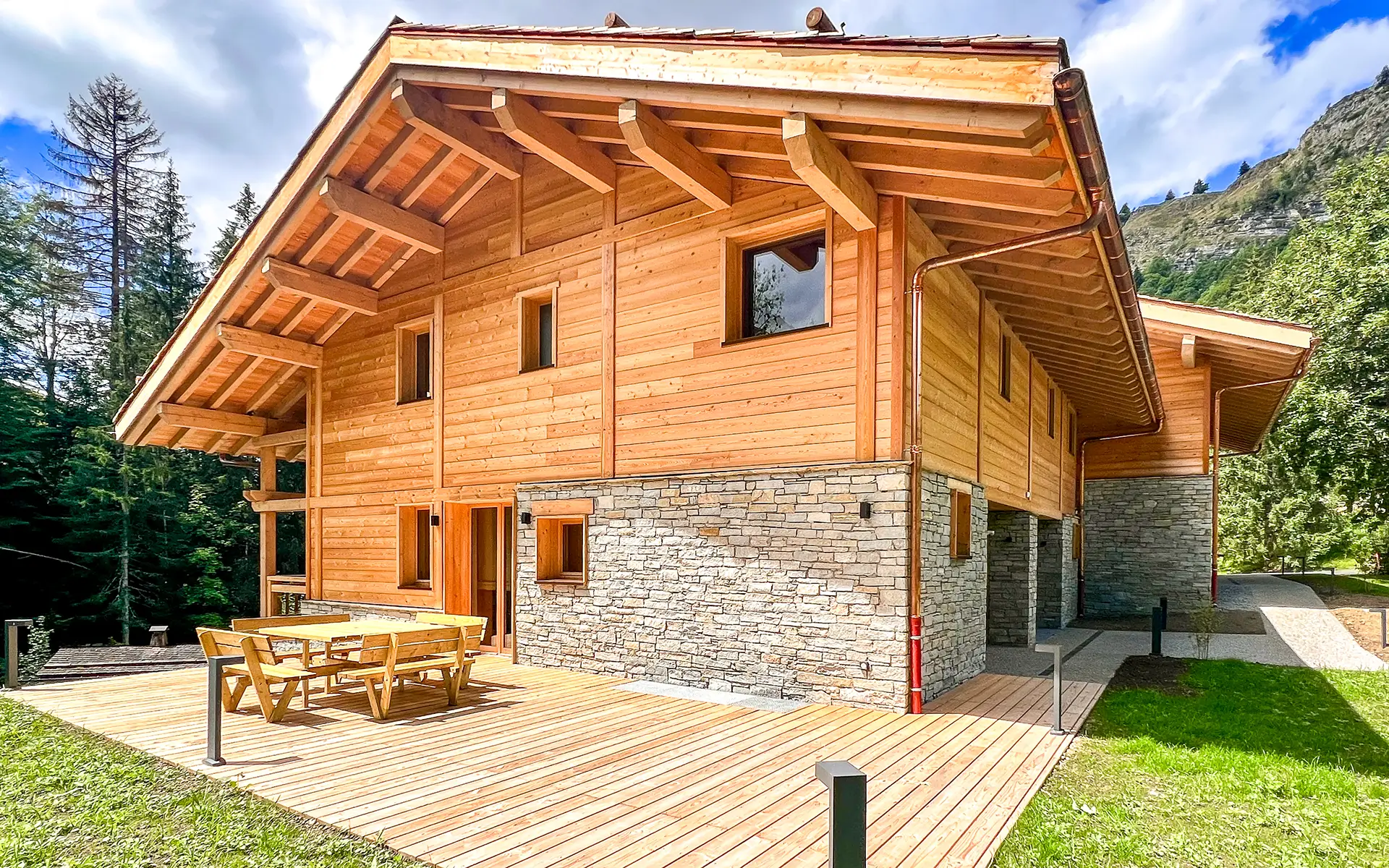 Façade - les Aravis comme horizon, le Grand-Bornand comme adresse à vendre - Arrière-Cour, agence immobilière spécialisée en Haute-Savoie