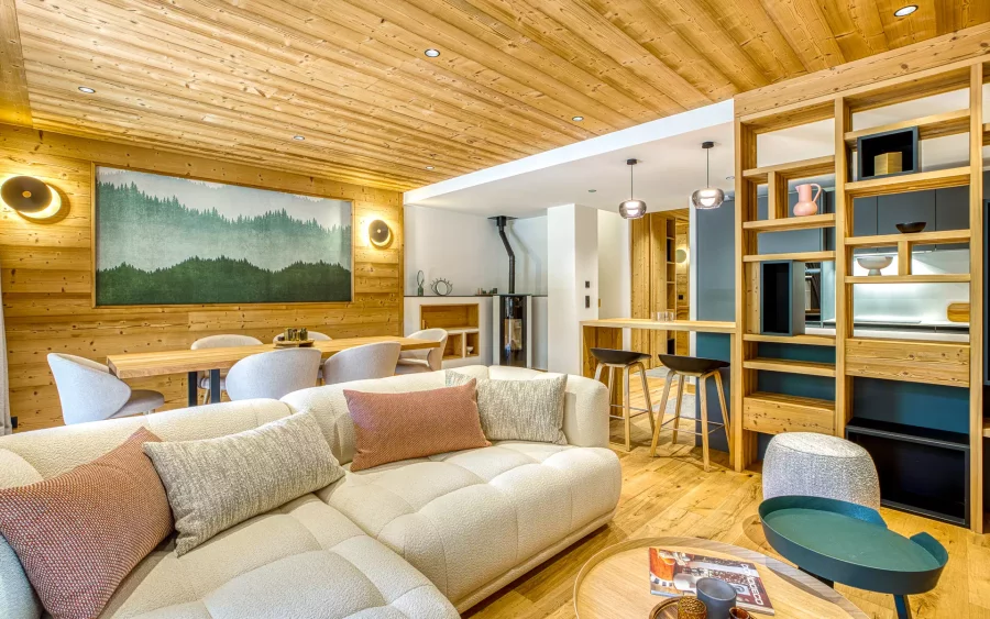 Salon cosy du Chalet d'exception dans les Alpes à vendre - Arrière-Cour, agence immobilière spécialisée dans les biens d'exception