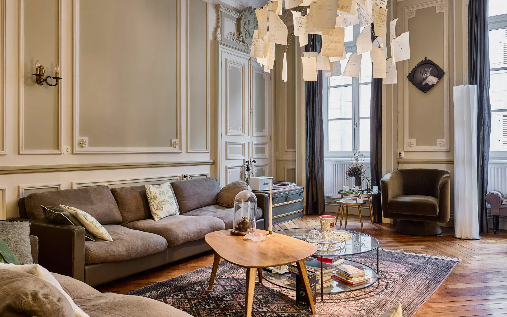 Salon lumineux de l'appartement haussmannien à Vesoul - Arrière-Cour, agence immobilière spécialisée à Vesoul