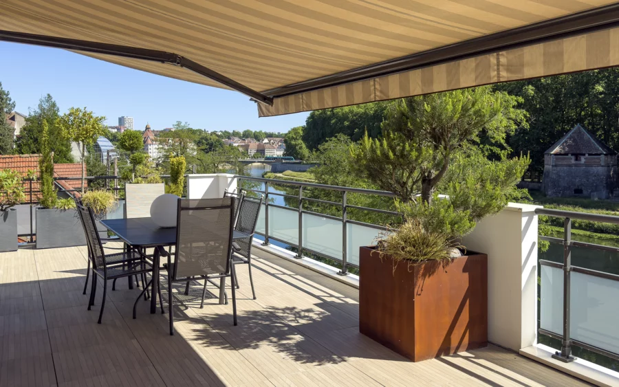 Terrasse de l'appartement haut de gamme à Besançon à vendre - Arrière-Cour, agence immobilière spécialisée dans le Doubs