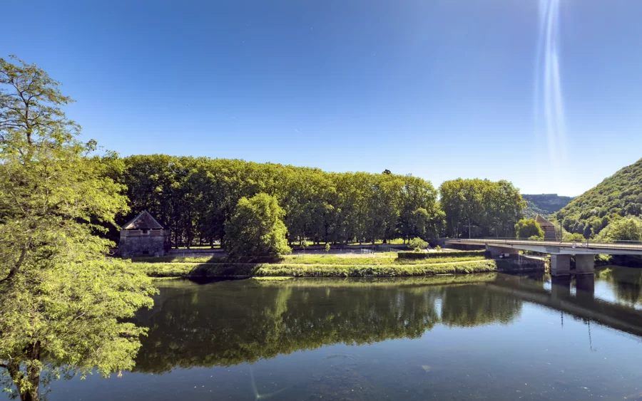 Vue de l'appartement haut de gamme à Besançon à vendre - Arrière-Cour, agence immobilière spécialisée dans le Doubs
