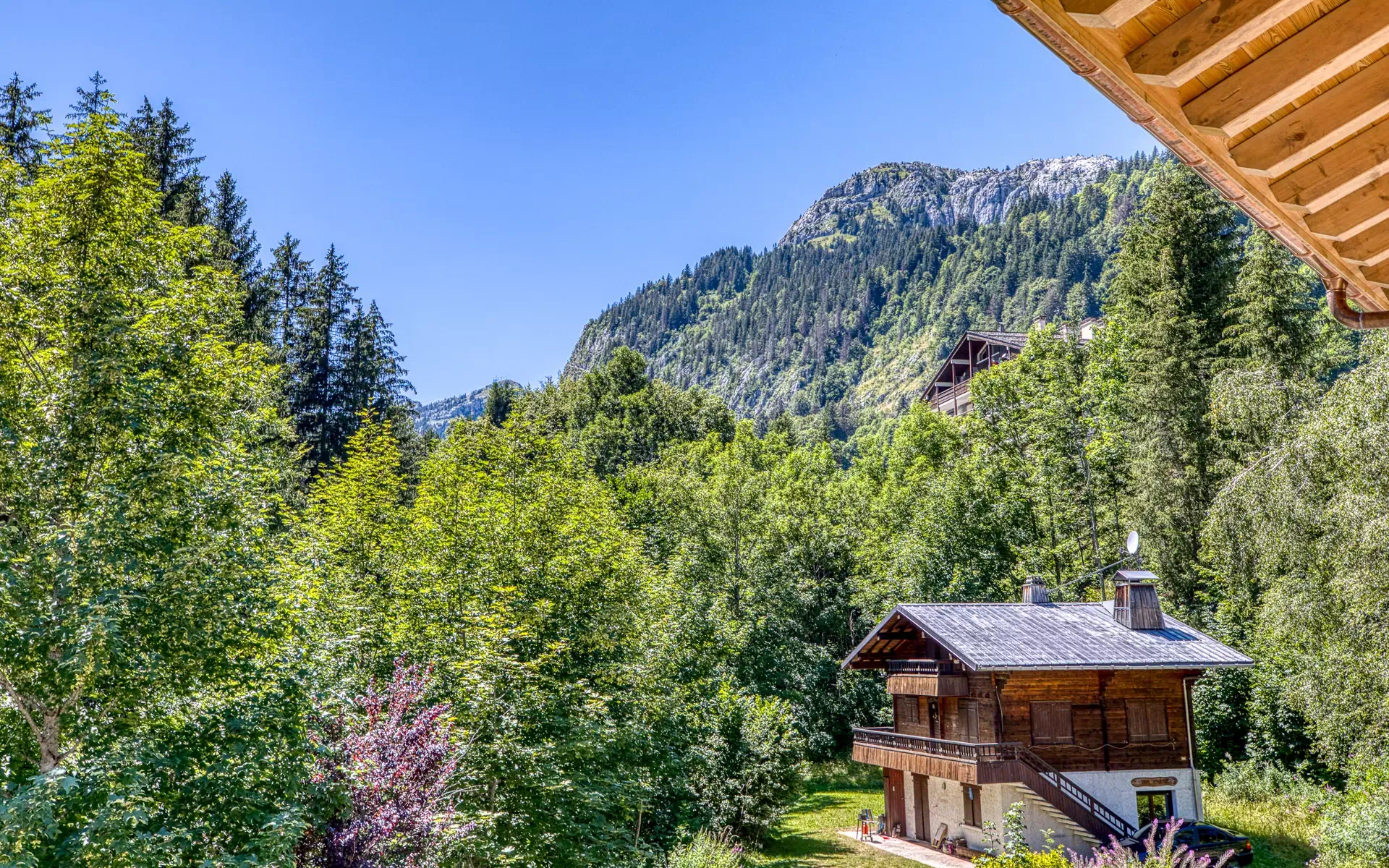 Vue sur les montagnes depuis Chalet d'exception dans les Alpes à vendre - Arrière-Cour, agence immobilière spécialisée dans les biens d'exception