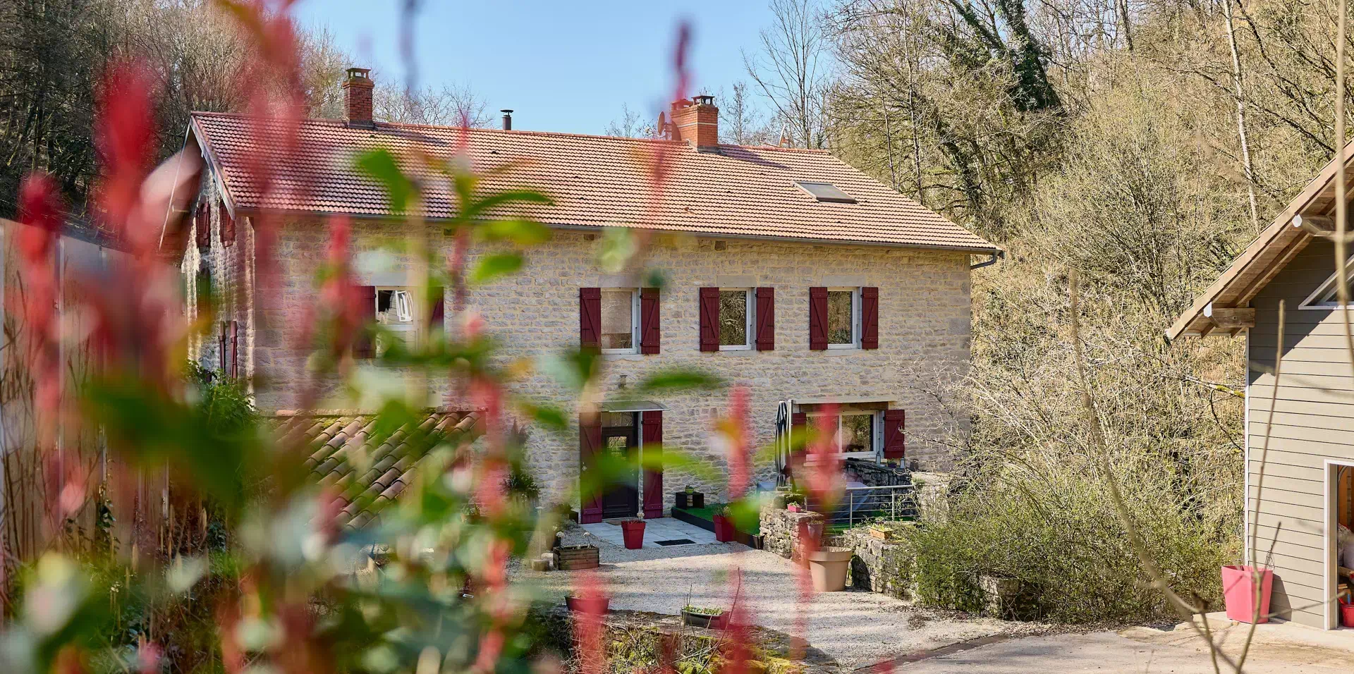 Ancien moulin restauré à Saint-Amour à vendre - Arrière-Cour, agence immobilière spécialisée dans le Jura