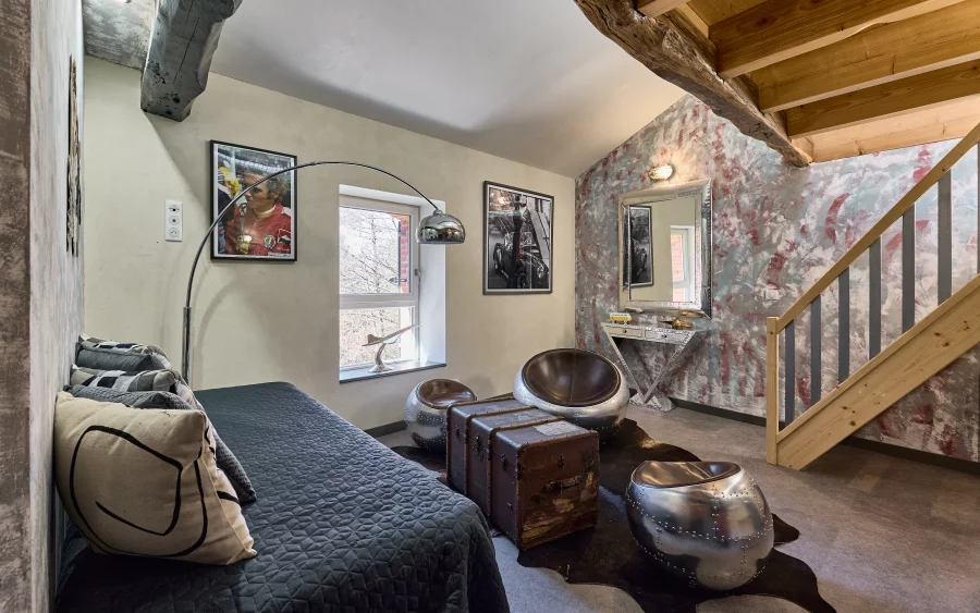 Chambre de l'ancien moulin restauré à Saint-Amour à vendre - Arrière-Cour, agence immobilière spécialisée dans le Jura